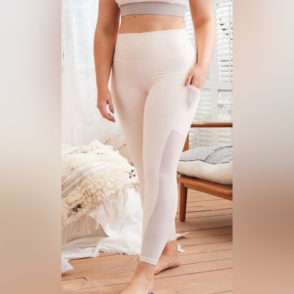3/$30 Aerie chill play move light pink high rise legging w/ mesh sides & pockets